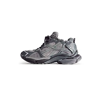 runner sneaker
