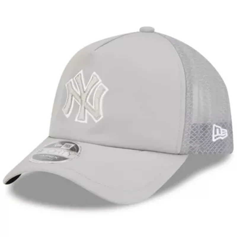 MLB New York Yankees 2026 Batting Practice Apex 9FORTY Adjustable Trucker Hat