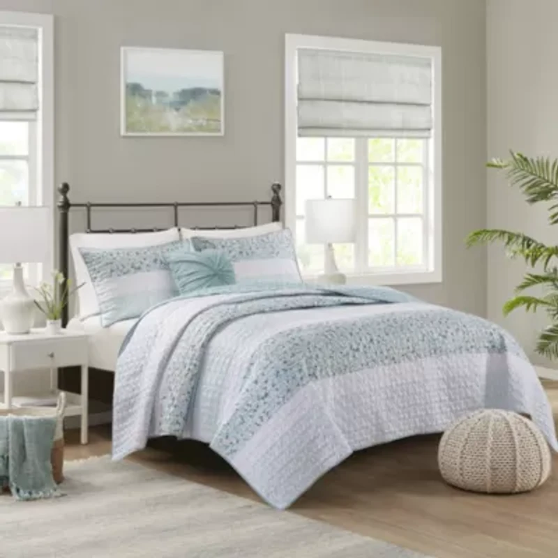 Caralie 4 Piece Seersucker Quilt Set with Throw Pillow