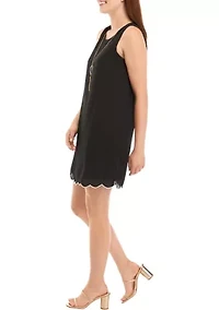Juniors' Sleeveless Scalloped Dress with Necklace