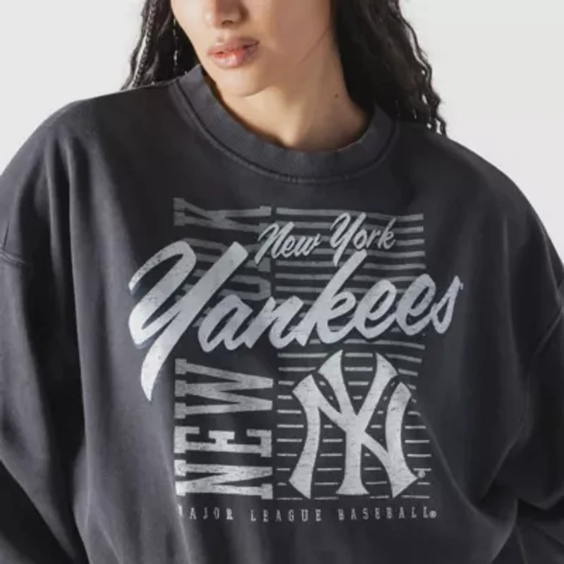 MLB New York Yankees Boxy Mineral Wash Dolmen Sleeve Cropped Sweatshirt