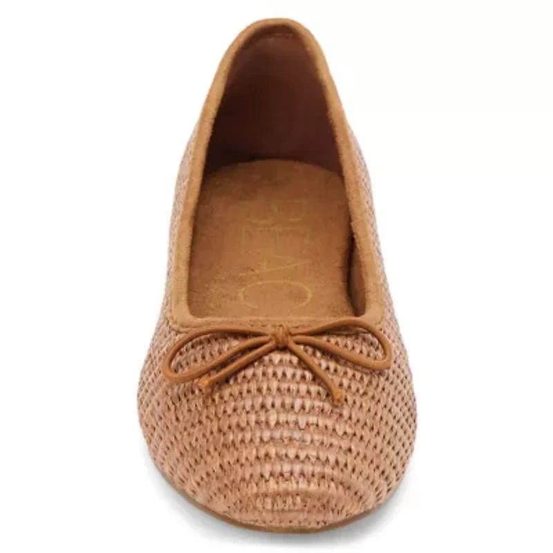 Vegan classic ballet flat.