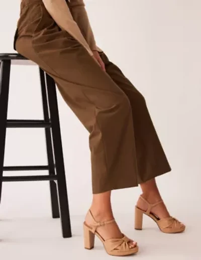 Velia Platform Sandal