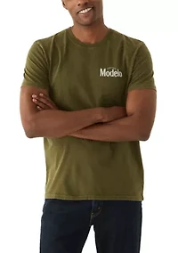 Modelo Bottle Graphic T-Shirt