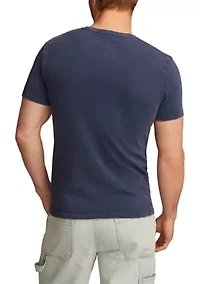 Modelo Logo Graphic T-Shirt