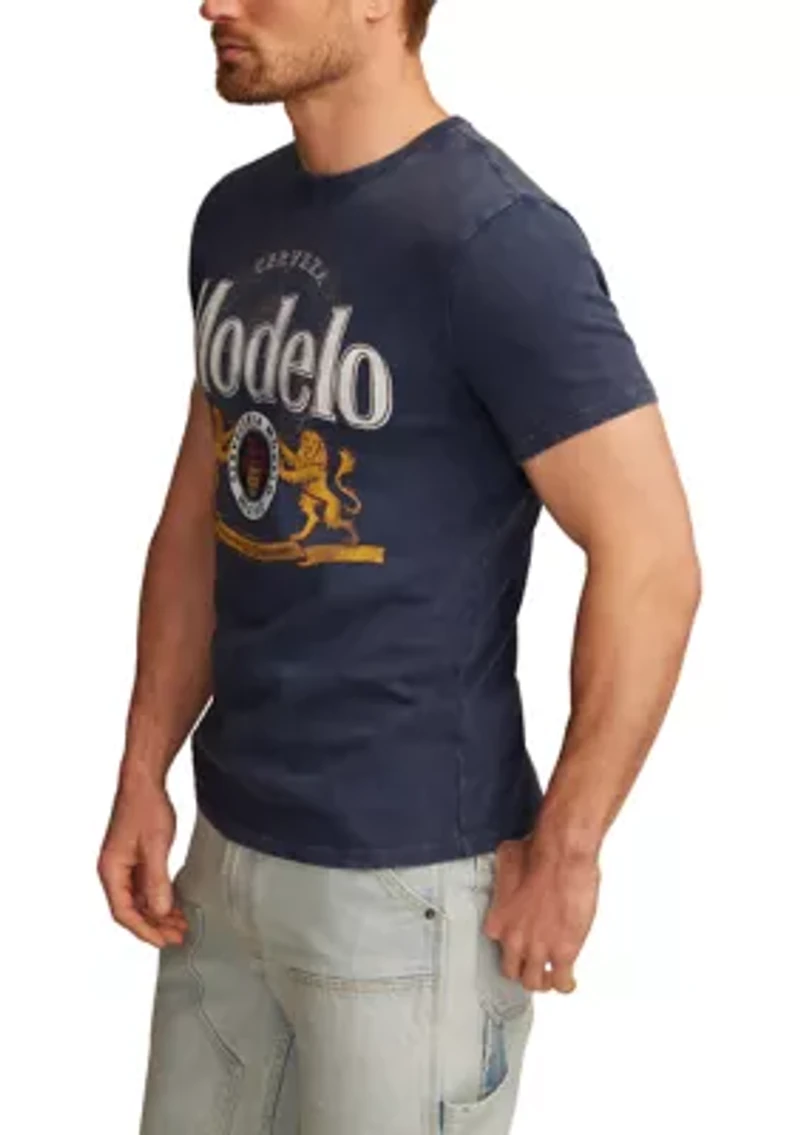 Modelo Logo Graphic T-Shirt