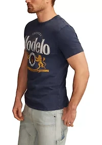 Modelo Logo Graphic T-Shirt