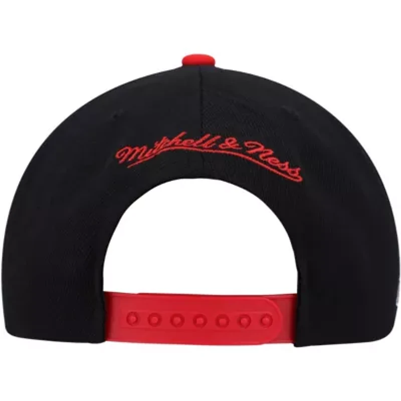 NBA Black/Red Chicago Bulls Side Core 2.0 Snapback Hat