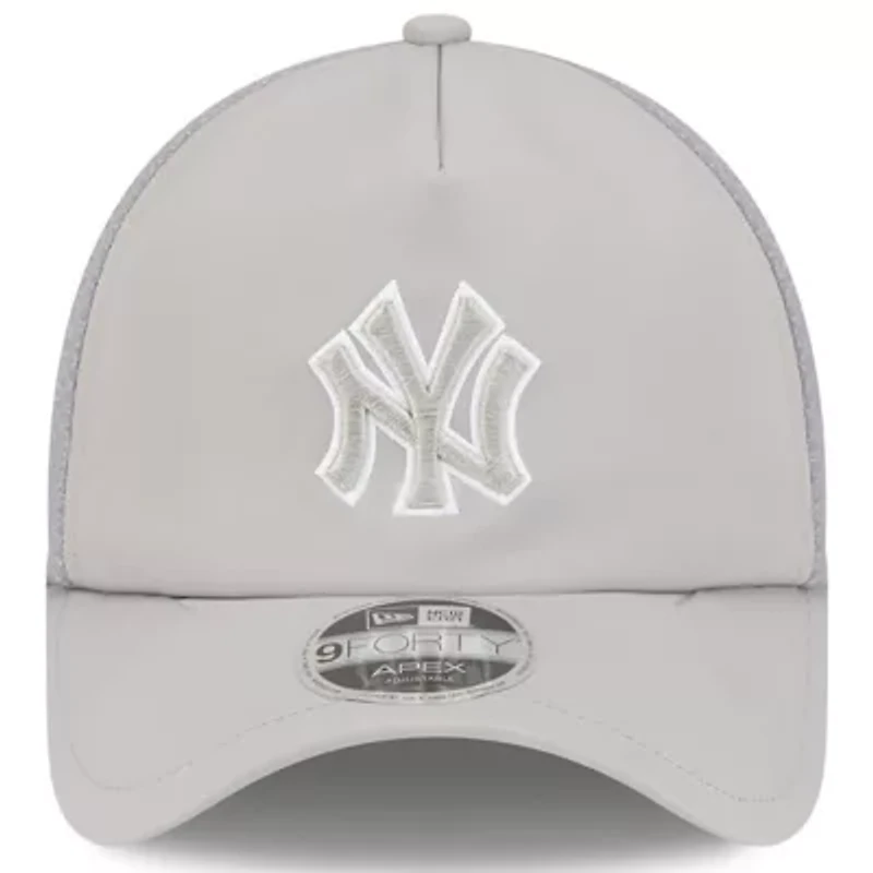 MLB New York Yankees 2026 Batting Practice Apex 9FORTY Adjustable Trucker Hat