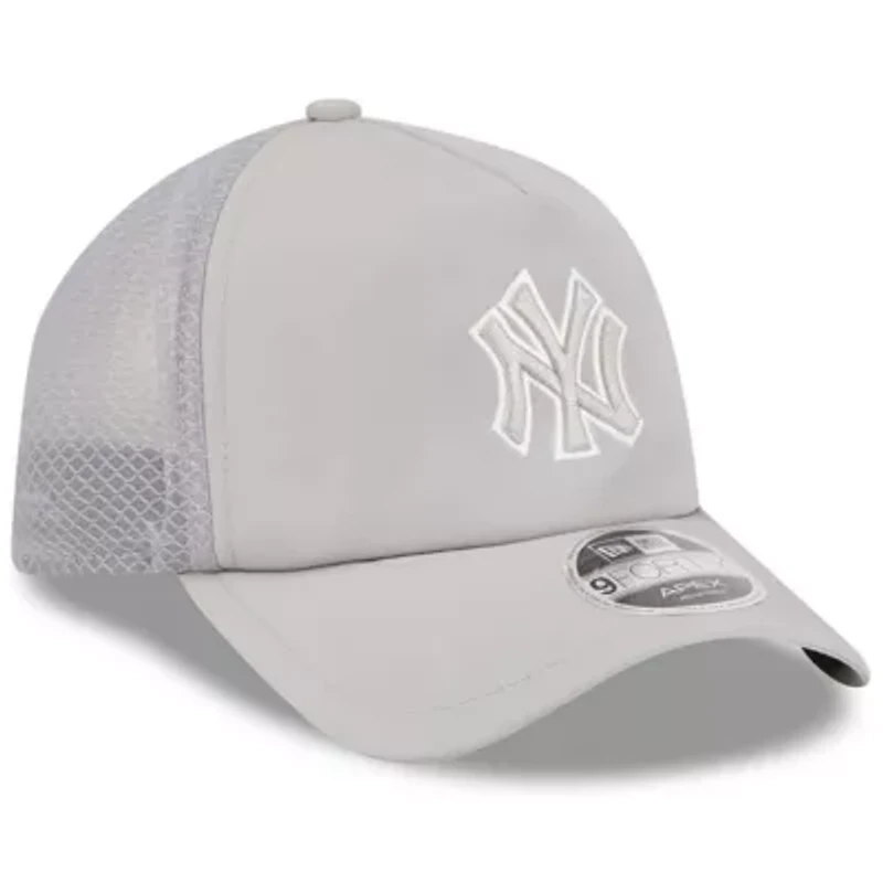 MLB New York Yankees 2026 Batting Practice Apex 9FORTY Adjustable Trucker Hat