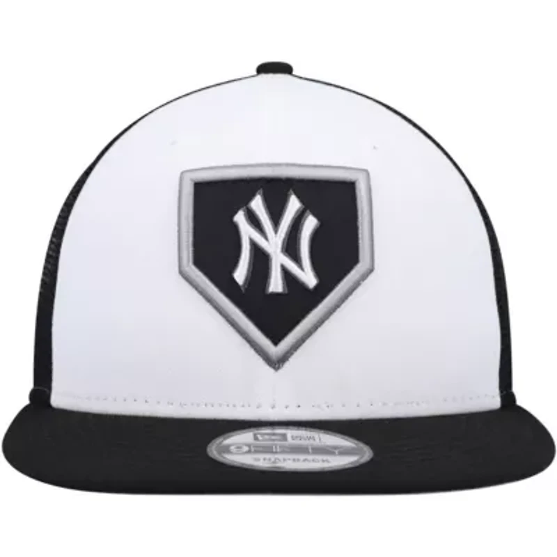 MLB White/Black New York Yankees 2022 Clubhouse Trucker 9FIFTY Snapback Hat