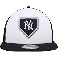 MLB White/Black New York Yankees 2022 Clubhouse Trucker 9FIFTY Snapback Hat