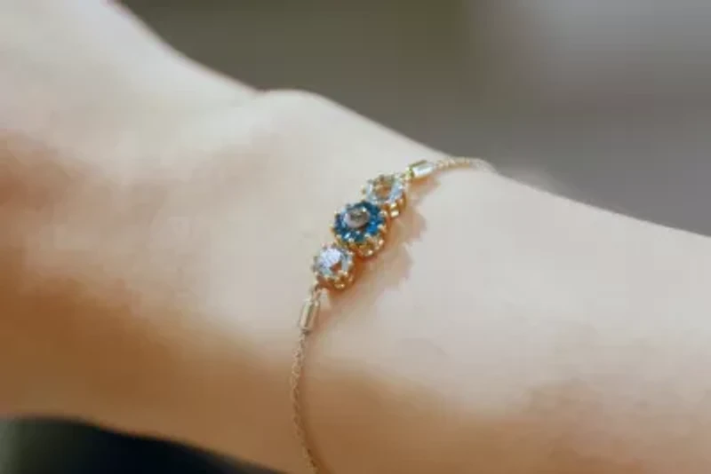 BLUE TOPAZ Bracelet in 10K YELLOW GOLD