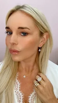 stephanie delicate drop necklace in Gold moonstone