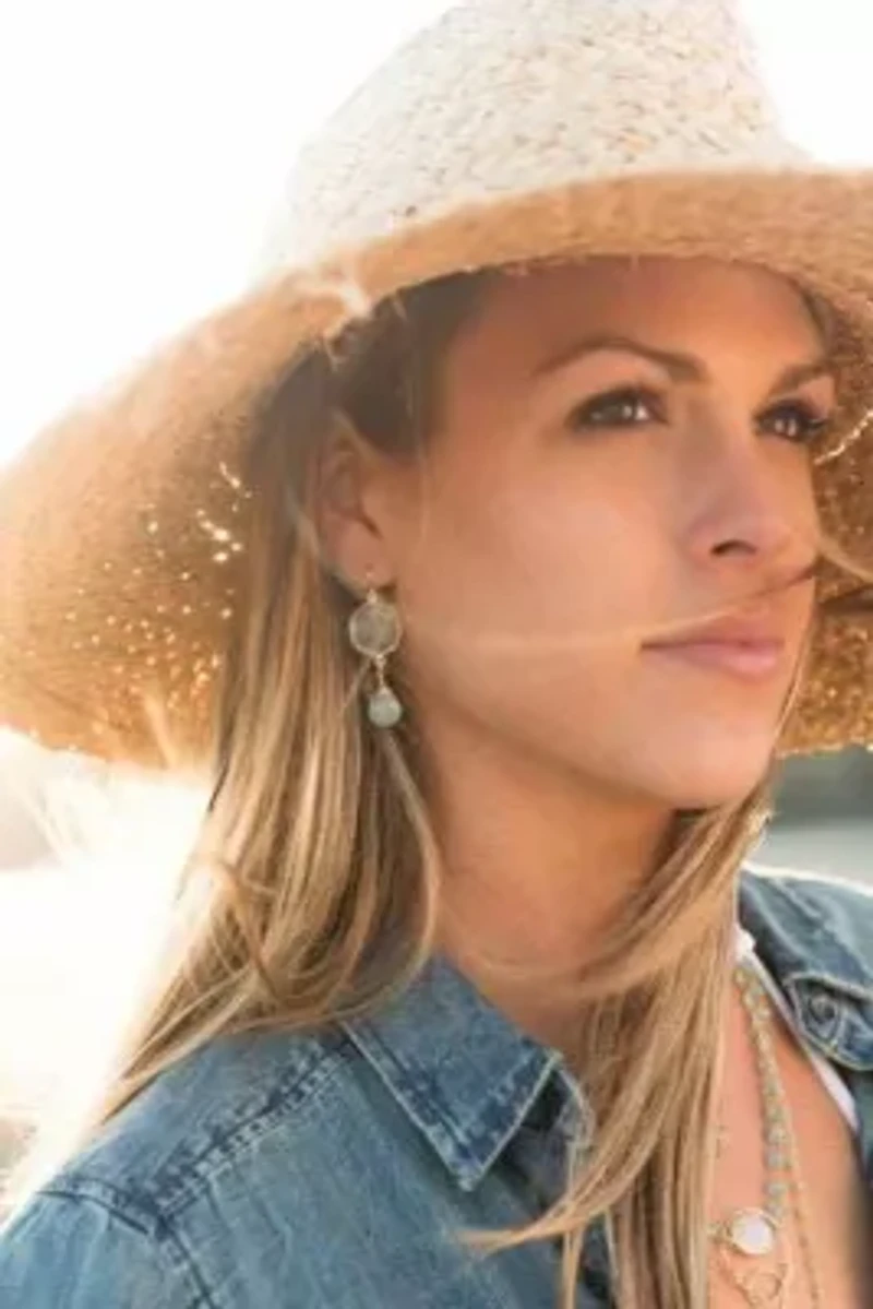 Victoria Ojai Earring In Chalcedony In Gold