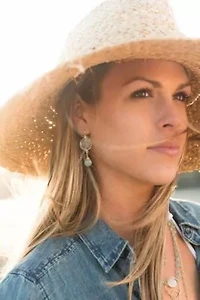 Victoria Ojai Earring In Chalcedony In Gold