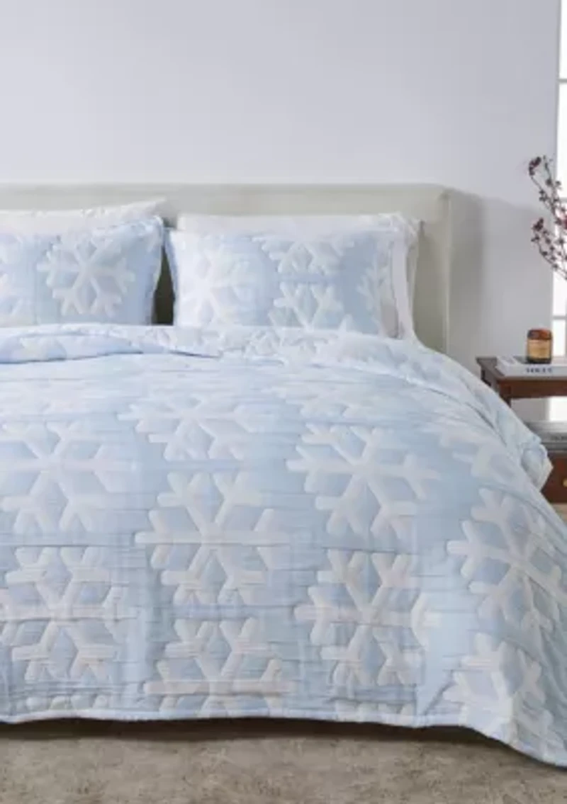 Winter-Themed Snowflake Matelassé Quilt Set with Shams