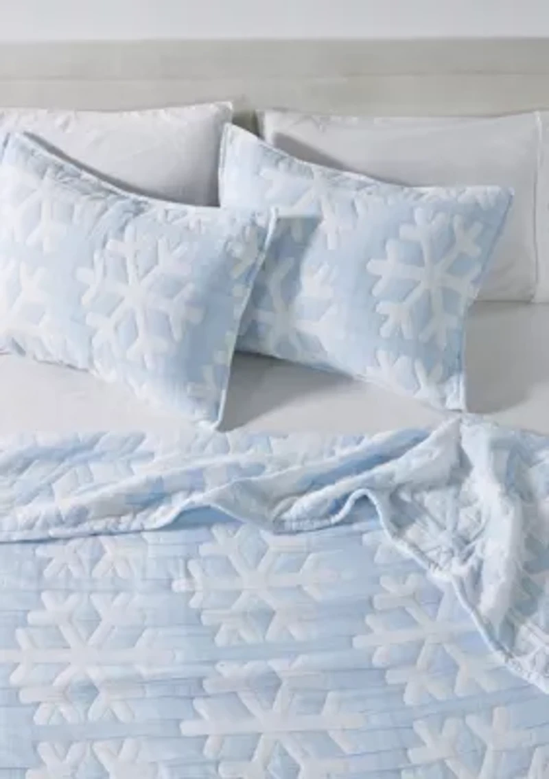 Winter-Themed Snowflake Matelassé Quilt Set with Shams