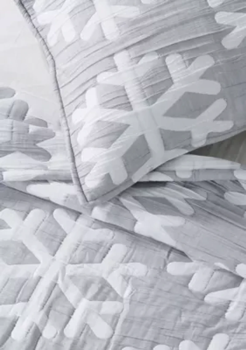 Winter-Themed Snowflake Matelassé Quilt Set with Shams