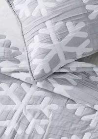 Winter-Themed Snowflake Matelassé Quilt Set with Shams