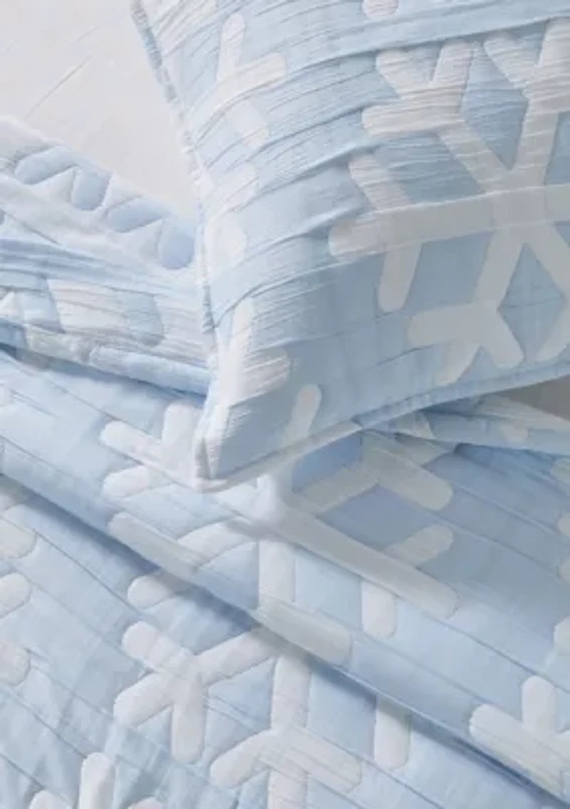 Winter-Themed Snowflake Matelassé Quilt Set with Shams