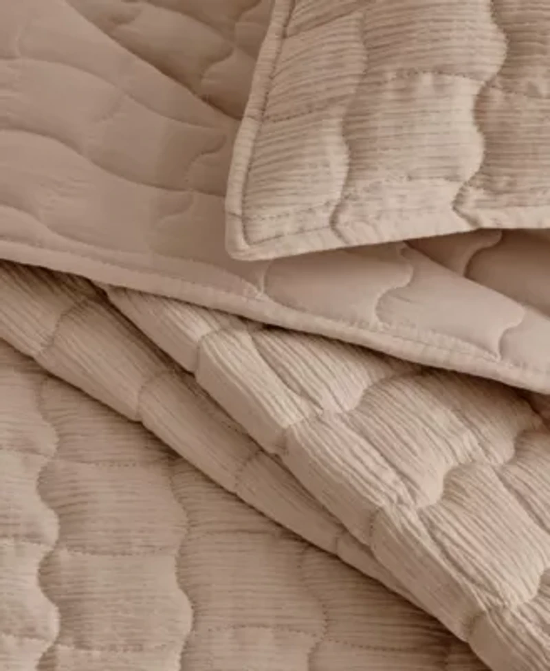 Gauze-Like Wave Stitched Quilt Set With Shams