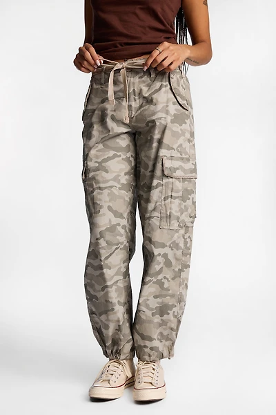 Pantalon ultra-décontracté à poches cargo taille basse en sergé