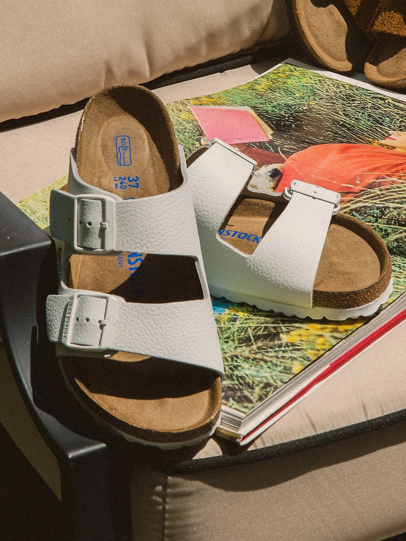 WOMENS BIRKENSTOCK ARIZONA SOFT FOOTBED LEATHER REG SANDALS - WHITE