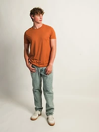 VICTOR CREWNECK - OCHRE