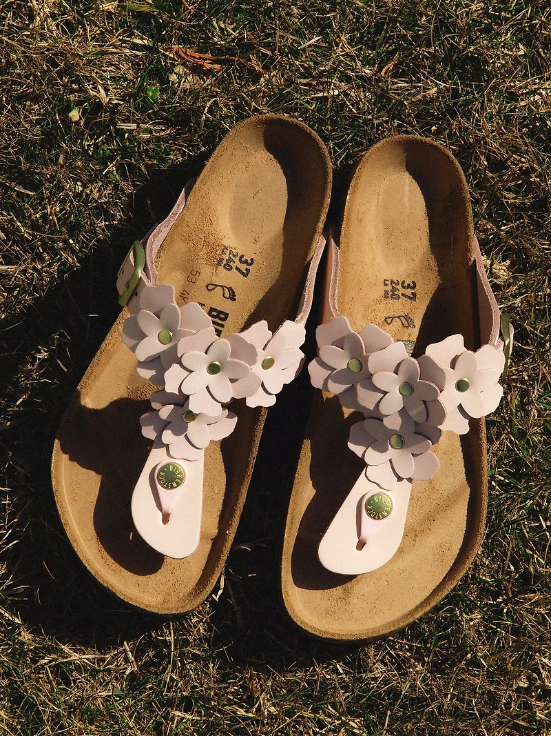 SANDALES BIRKENSTOCK GIZEH FLOWER EN CUIR POUR FEMMES - ROSE CLAIR