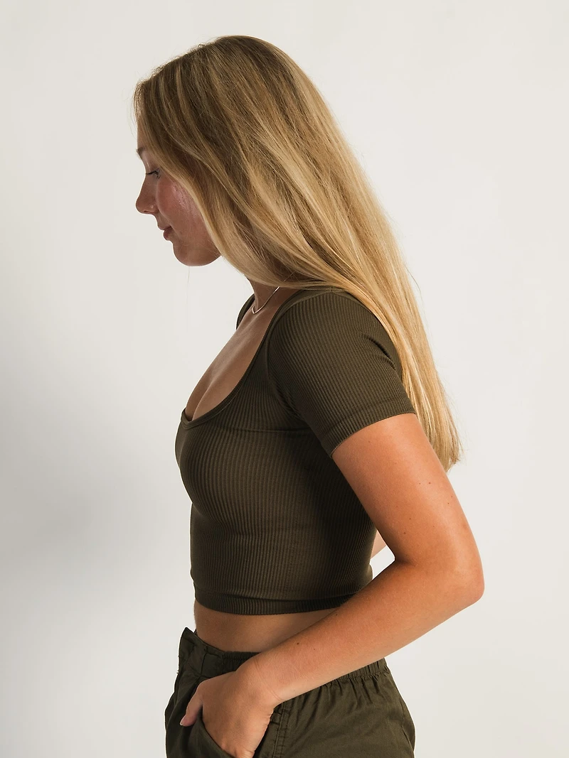 T-SHIRT SANS COUTURES HARLOW À COL CARRÉ - VERT DÉGAGEMENT