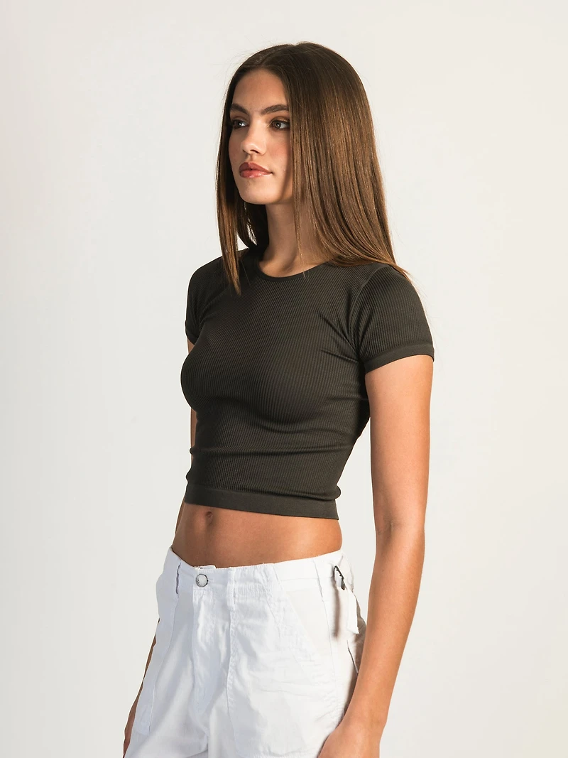 HARLOW RIBBED SEAMLESS TEE - CHARCOAL CLEARANCE