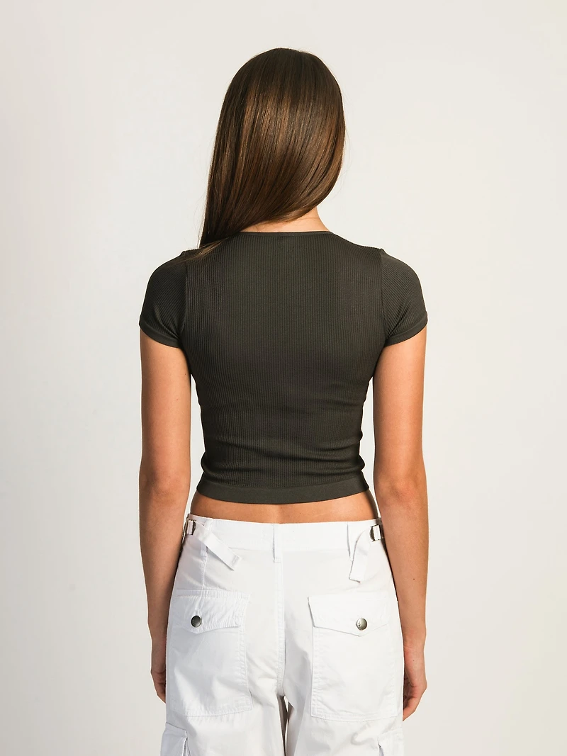 HARLOW RIBBED SEAMLESS TEE - CHARCOAL CLEARANCE