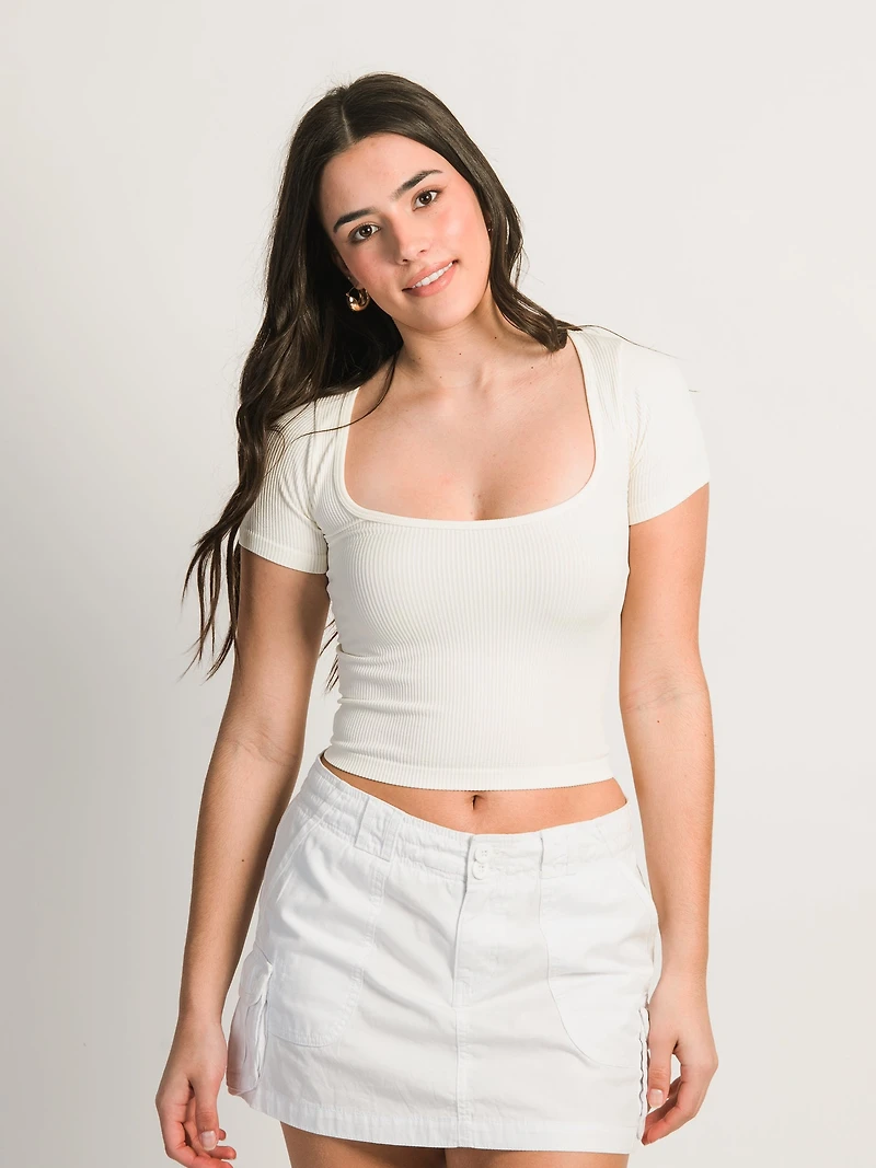 T-SHIRT SANS COUTURE À COL CARRÉ