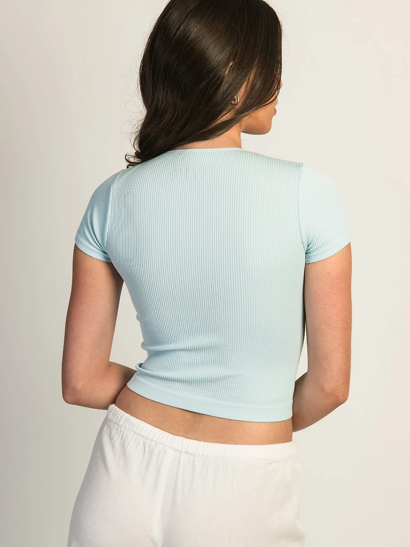 HARLOW RIBBED SEAMLESS TEE - LIGHT BLUE