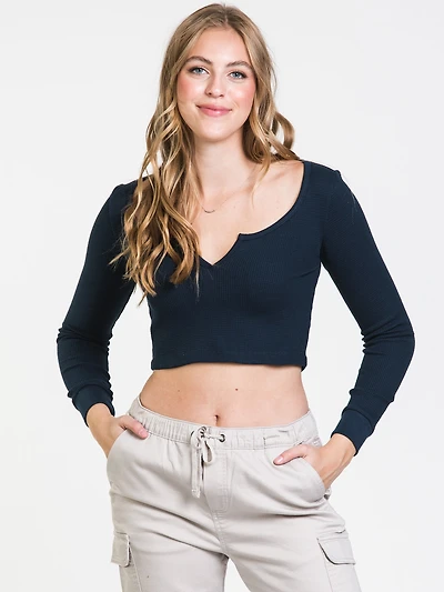 T-SHIRT À MANCHES LONGUES AVEC ENCOCHE POUR FEMMES