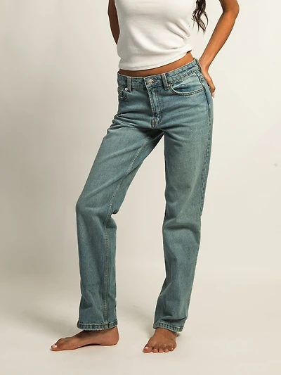 HARLOW MID-RISE STRAIGHT JEAN - MID WASH