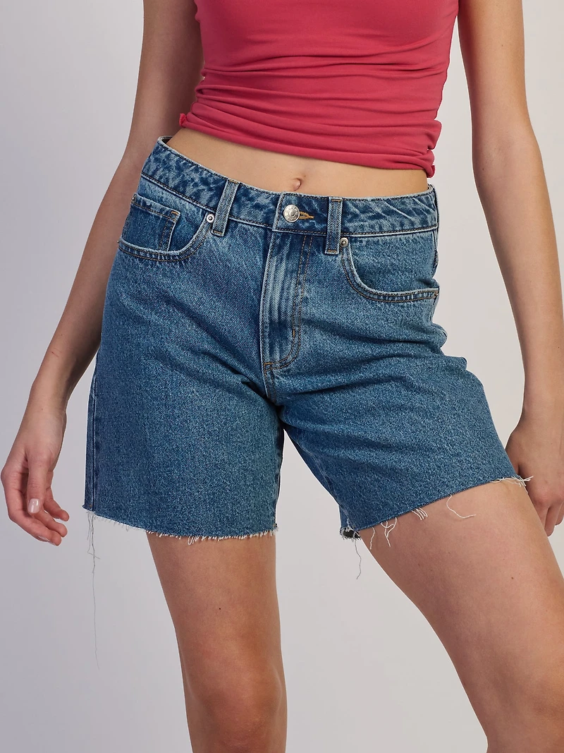 HARLOW LAINEY SHORT - MID WASH