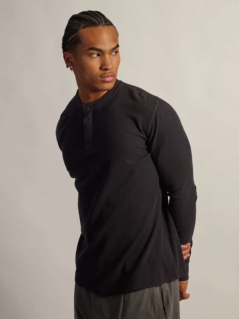 TEXTURED WAFFLE HENLEY - BLACK
