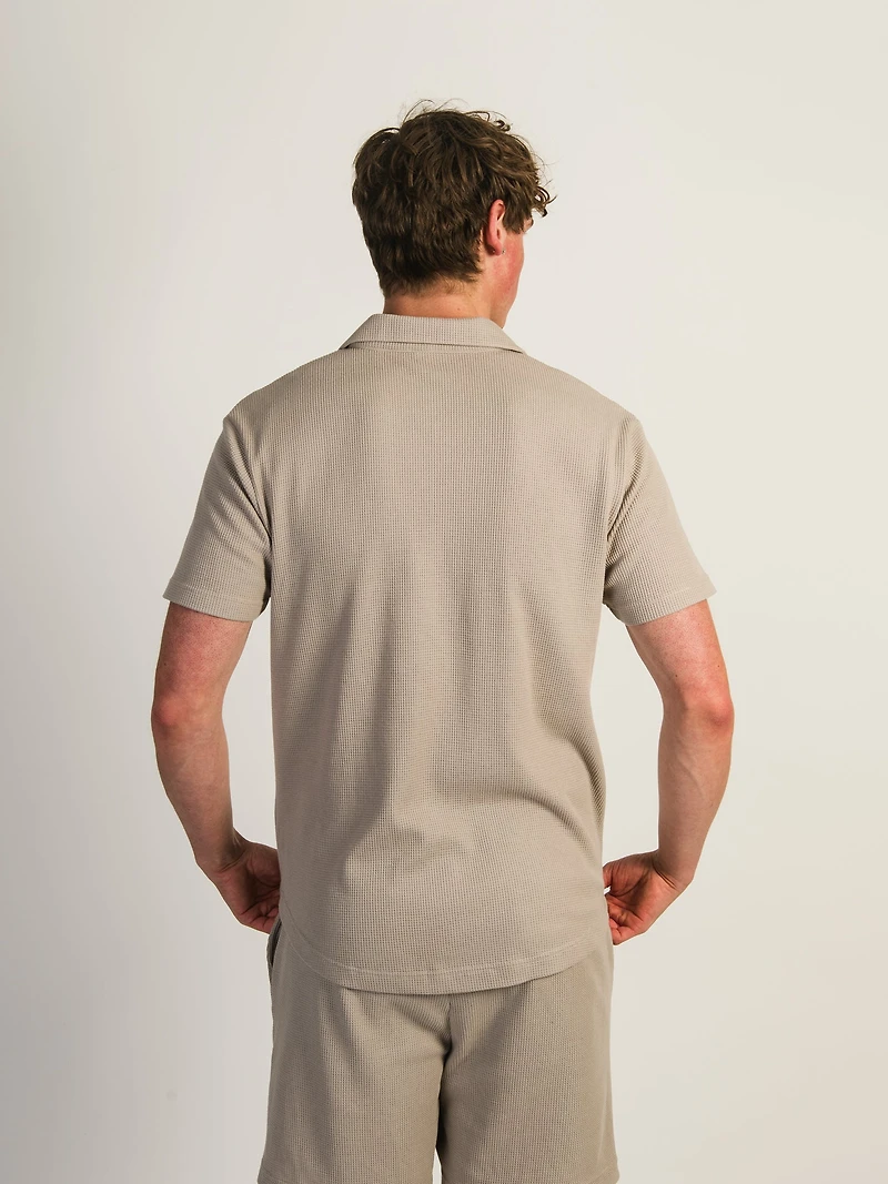 KOLBY WAFFLE SHIRT - PEBBLE