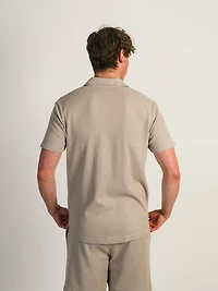 KOLBY WAFFLE SHIRT - PEBBLE