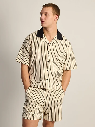 KOLBY SHORT CUT RIBBED BUTTON UP - PINSTRIPE