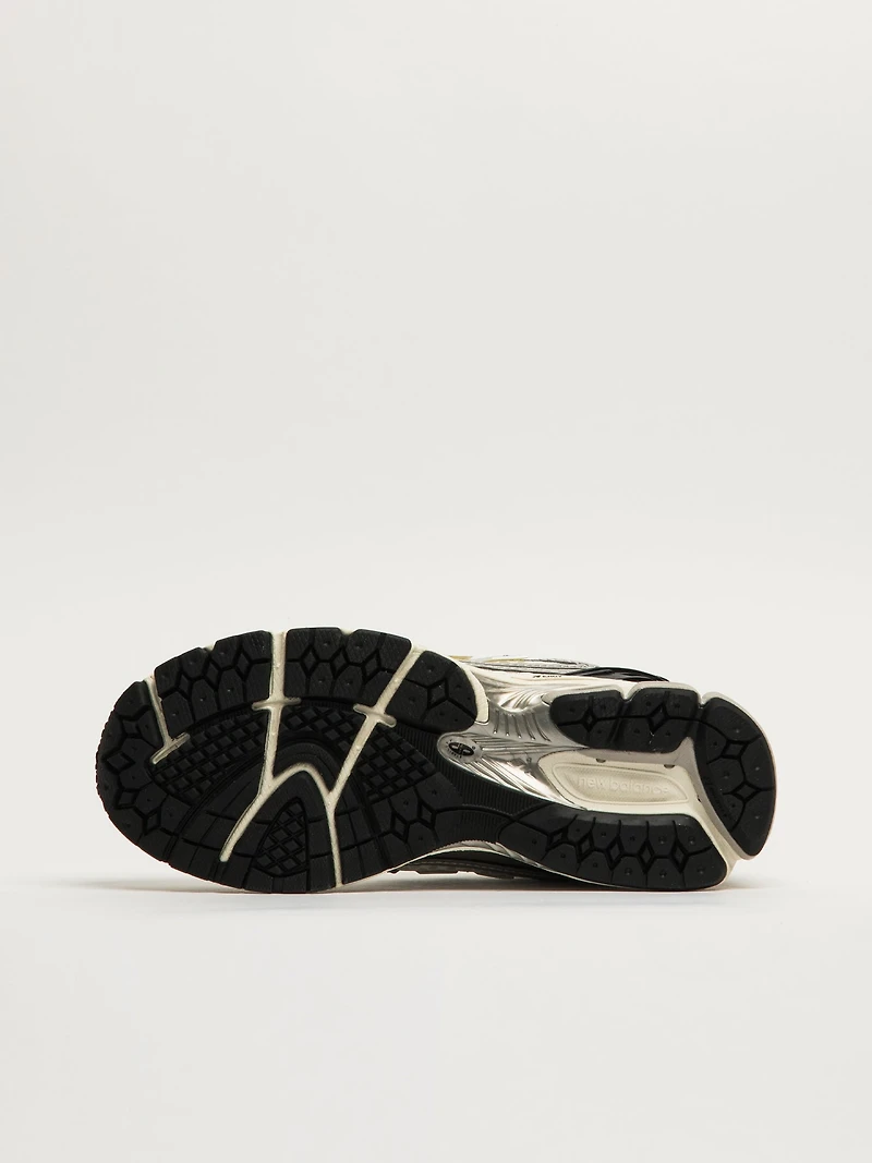 WOMENS NEW BALANCE 1906 - SILVER/BLACK