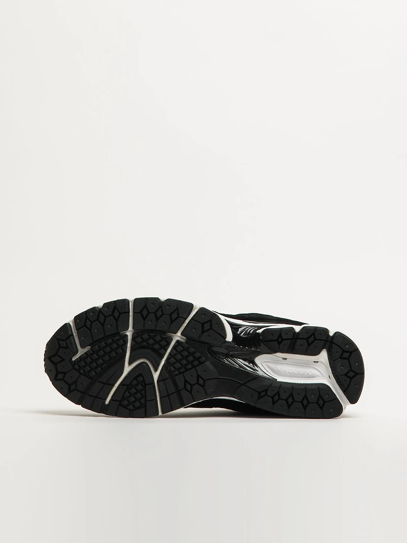 MENS NEW BALANCE 2002 SNEAKER - BLACK