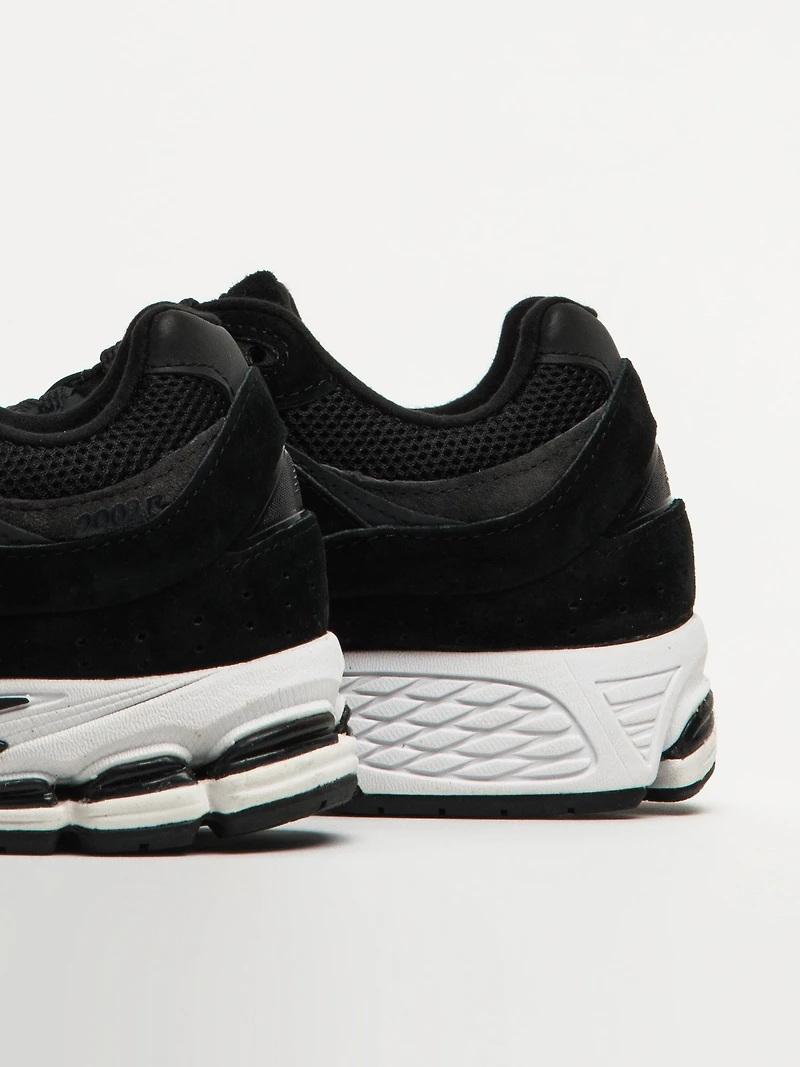 MENS NEW BALANCE 2002 SNEAKER - BLACK