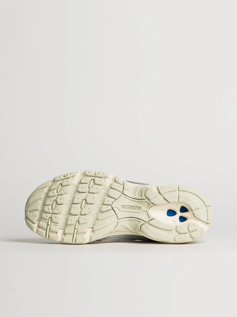 WOMENS NEW BALANCE THE 530 SNEAKER