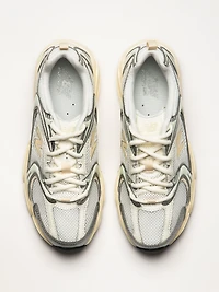 WOMENS NEW BALANCE THE 530 SNEAKER - SILVER METALLIC LINEN