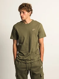 T-SHIRT NIKE SPORTSWEAR CLUB -OLIVE