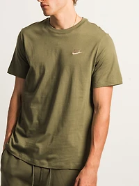 T-SHIRT NIKE SPORTSWEAR CLUB -OLIVE