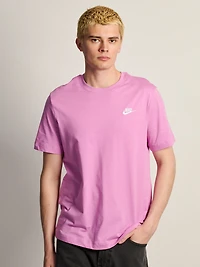 NIKE SPORTSWEAR CLUB T-SHIRT- MAGENTA
